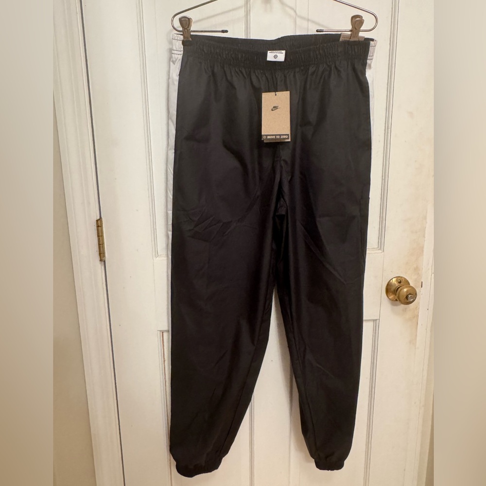 NWT Nike athletic jogger black windbreaker pants, women’s L
